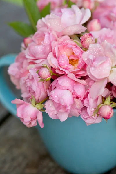 Tasse Bleue Pleine Petites Roses Roses — Photo