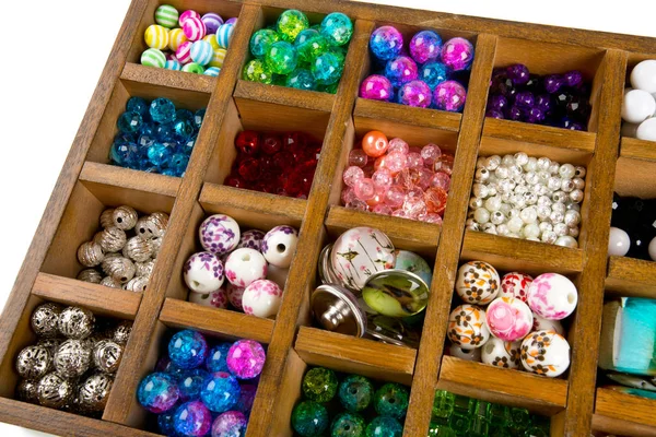 五颜六色的各种珠子在一个盒子里 — 图库照片