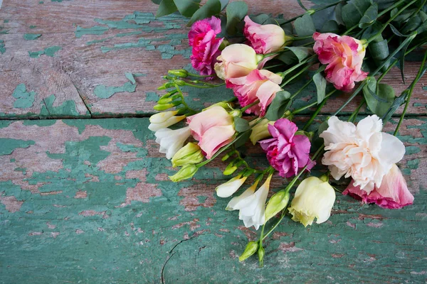 Blumenstrauß Auf Hölzerner Oberfläche — Stockfoto