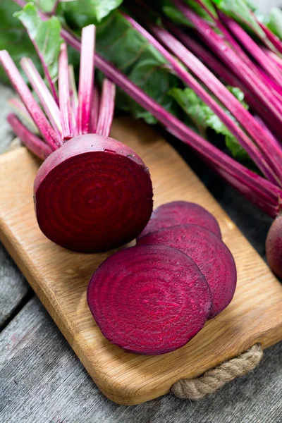 Barbabietola Fresca Tagliata Fette Superficie Legno — Foto Stock