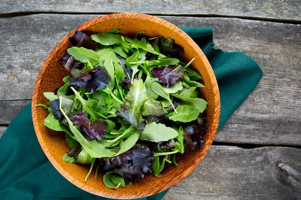 新鲜的绿色沙拉混合在一个木制的碗 — 图库照片