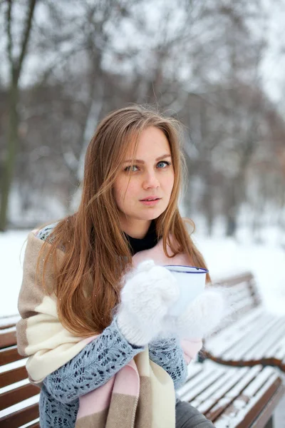 Jovem Mulher Bebe Chá Quente Livre Inverno — Fotografia de Stock