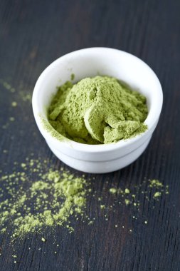 Tahta yüzeyde macha çayı