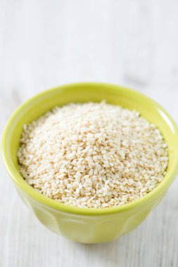 Bir kasede susam tohumları