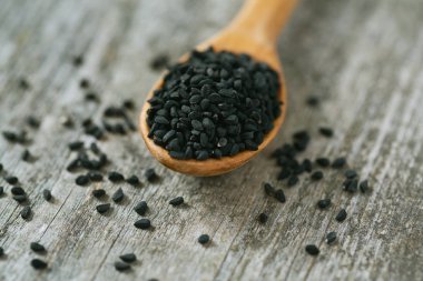 ahşap yüzey üzerinde siyah kimyon