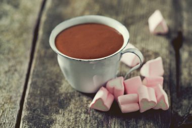 ahşap masa üzerinde sıcak çikolata ve kalp şeklindeki hatmi