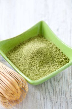 Ahşap yüzeyde Matcha çay makinası