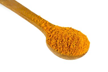 Beyaz arkaplanda izole edilmiş köri tozu