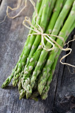 ahşap yüzey üzerinde kuşkonmaz