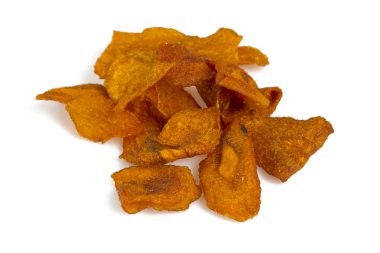 Beyaz arka plan üzerinde sebze havuç patates cipsi