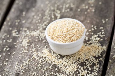 Susam ahşap yüzey üzerinde