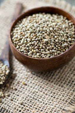 Kenevir tohumu ahşap yüzey üzerinde