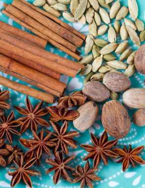 Farklı parlak otlar ve baharatlar