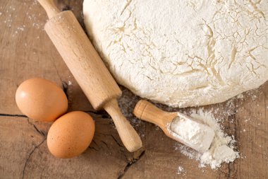 ahşap oklava ile taze hazırlanmış hamur