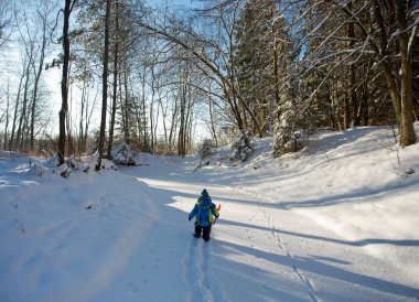 güneşli kış günde oynayan küçük çocuk