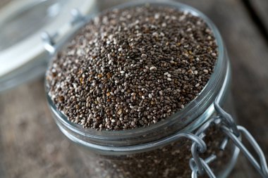 Bir kasedeki chia tohumları