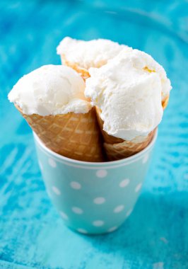 ahşap yüzey üzerinde vanilyalı dondurma