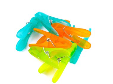 beyaz izole renkli clothespins dönüştürün