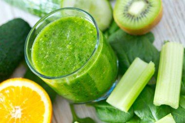 ahşap yüzey üzerinde taze yeşil smoothie