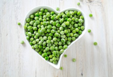 ahşap yüzey üzerinde frozem bezelye