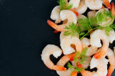 siyah arka plan üzerine dondurulmuş karides