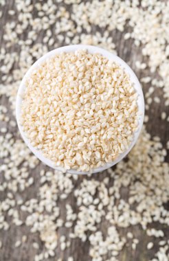 Susam ahşap yüzey üzerinde