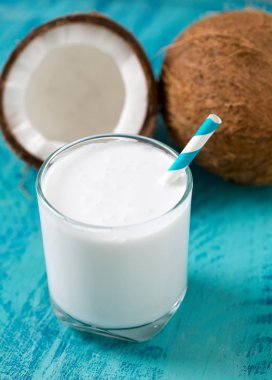 Hindistan cevizi sütü ahşap yüzey üzerinde