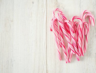 ahşap yüzey üzerinde çizgili Noel şekerleme