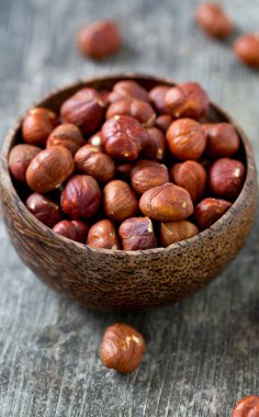 Tahta bir kasede fındık