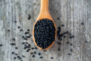 ahşap yüzey üzerinde siyah kimyon