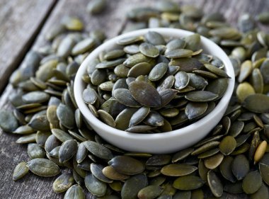 ahşap yüzey üzerinde kabak çekirdeği