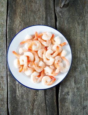 ahşap yüzeyde dondurulmuş karides