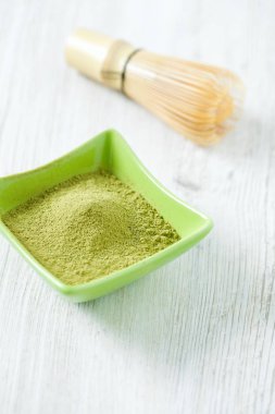 Ahşap yüzeyde Matcha çay makinası