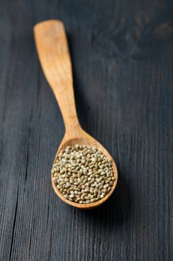 Kenevir tohumu ahşap yüzey üzerinde