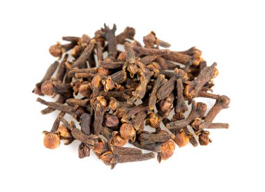 Karanfiller beyaz arkaplanda izole edilmiş