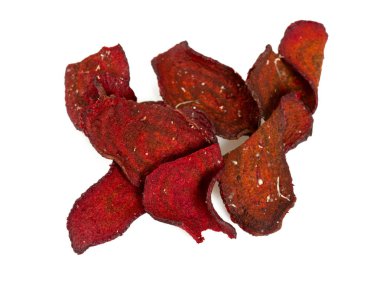 Beyaz arka plan üzerinde izole kırmızı pancar cips