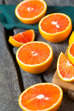 ahşap yüzey üzerinde kırmızı portakal