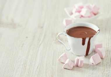 ahşap masa üzerinde sıcak çikolata ve kalp şeklindeki hatmi