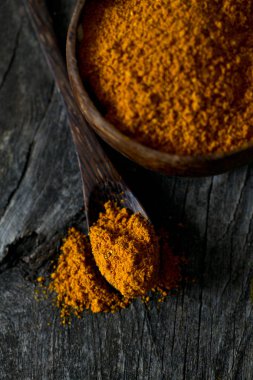 ahşap yüzey üzerinde toz köri