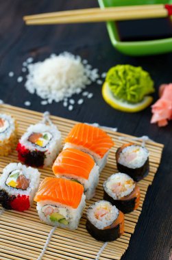İştah açıcı suşi çeşitler kara tahta üzerinde