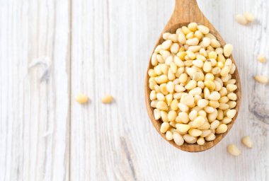 çam fıstığı, tahta kaşık