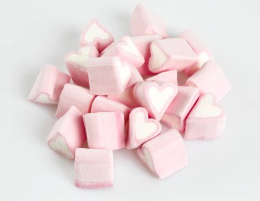 beyaz izole kalp şeklinde Marshmallow