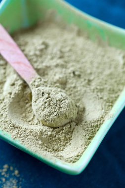Ahşap yüzeyde Matcha çay makinası