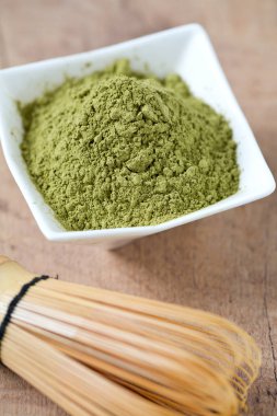 Ahşap yüzeyde Matcha çay makinası