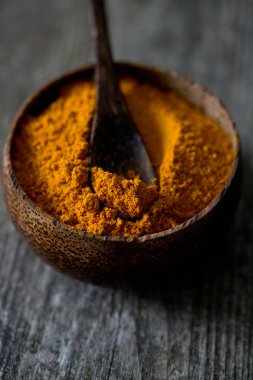 ahşap yüzey üzerinde toz köri