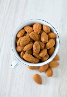 badem ahşap yüzeyde