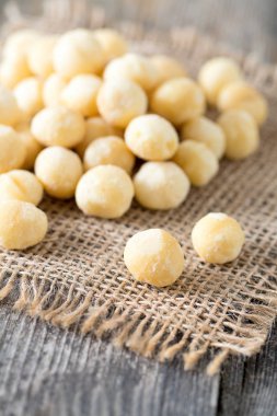 tuzlu fıstık ahşap yüzey üzerinde