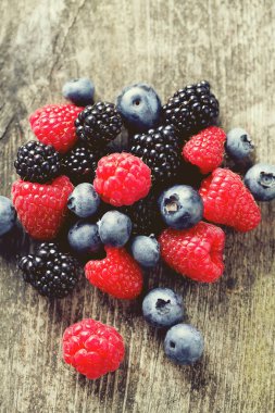 ahşap yüzey üzerinde yaz meyveleri