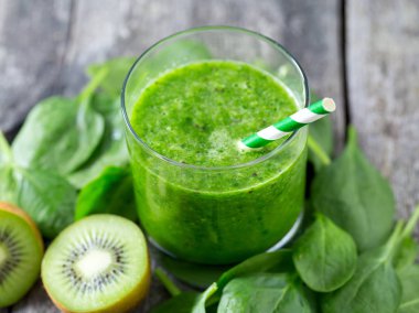 ahşap yüzey üzerinde taze yeşil smoothie