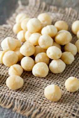 tuzlu fıstık ahşap yüzey üzerinde